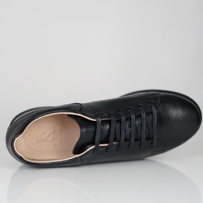 a black shoe with laces Alexandera Luxe Noir